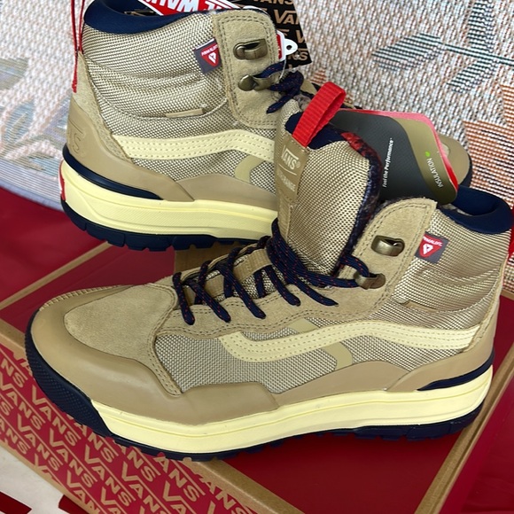 Vans WMNS Ultrarange Exo
Taos Taupe
VN0A4BVSYUU
Sneakers Boots - Picture 11 of 16